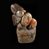 Familiebanden worden door de Shona stam als zeer belangrijk gezien, dit is dan ook terug te vinden in de stenen beeldhouwwerken in deze categorie. 